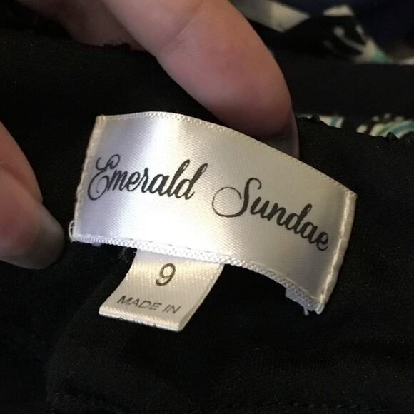 Black and gold back cutout emerald sundae size 9 sleeveless dress - Picture 4 of 7